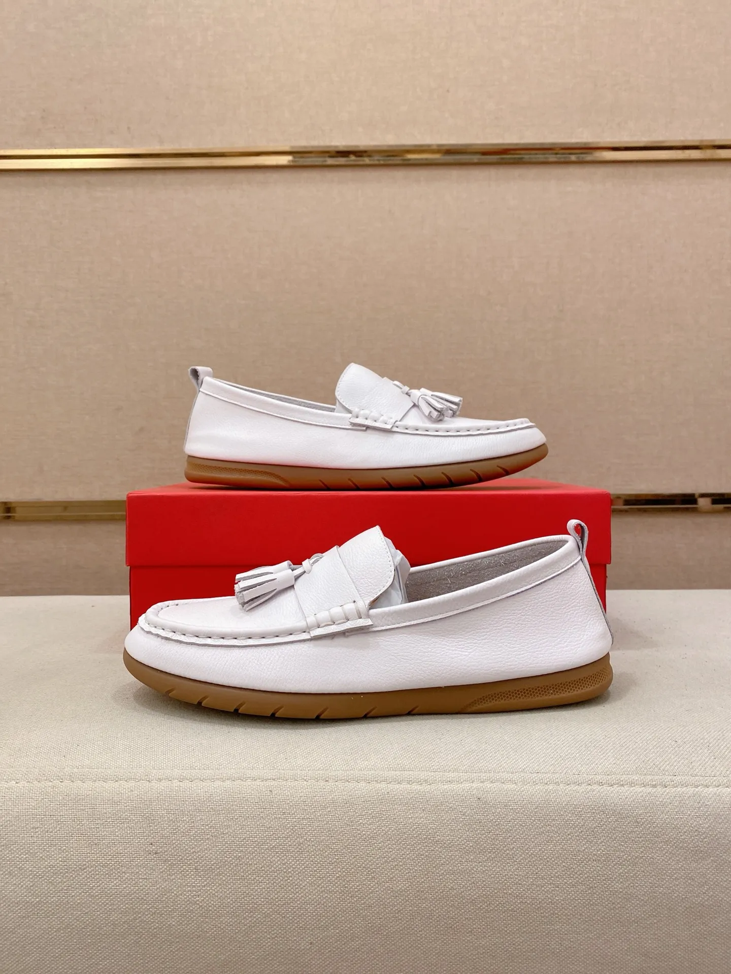 Factory price 500💰 Original Ferragamo men's shoes! The world's top brands...Luxury quality...//Fashion and high-end footwear 👍💪🏻...give you a low-key luxury comfort experience👍. The upper is made of pure Italian imported original cowhide and sweat-absorbent sheepskin lining. It is comfortable and breathable, high-end and classy... luxurious and noble!! .. OEM factory shipment [Hug] stall.. Original board. Welcome to taste..38--44.